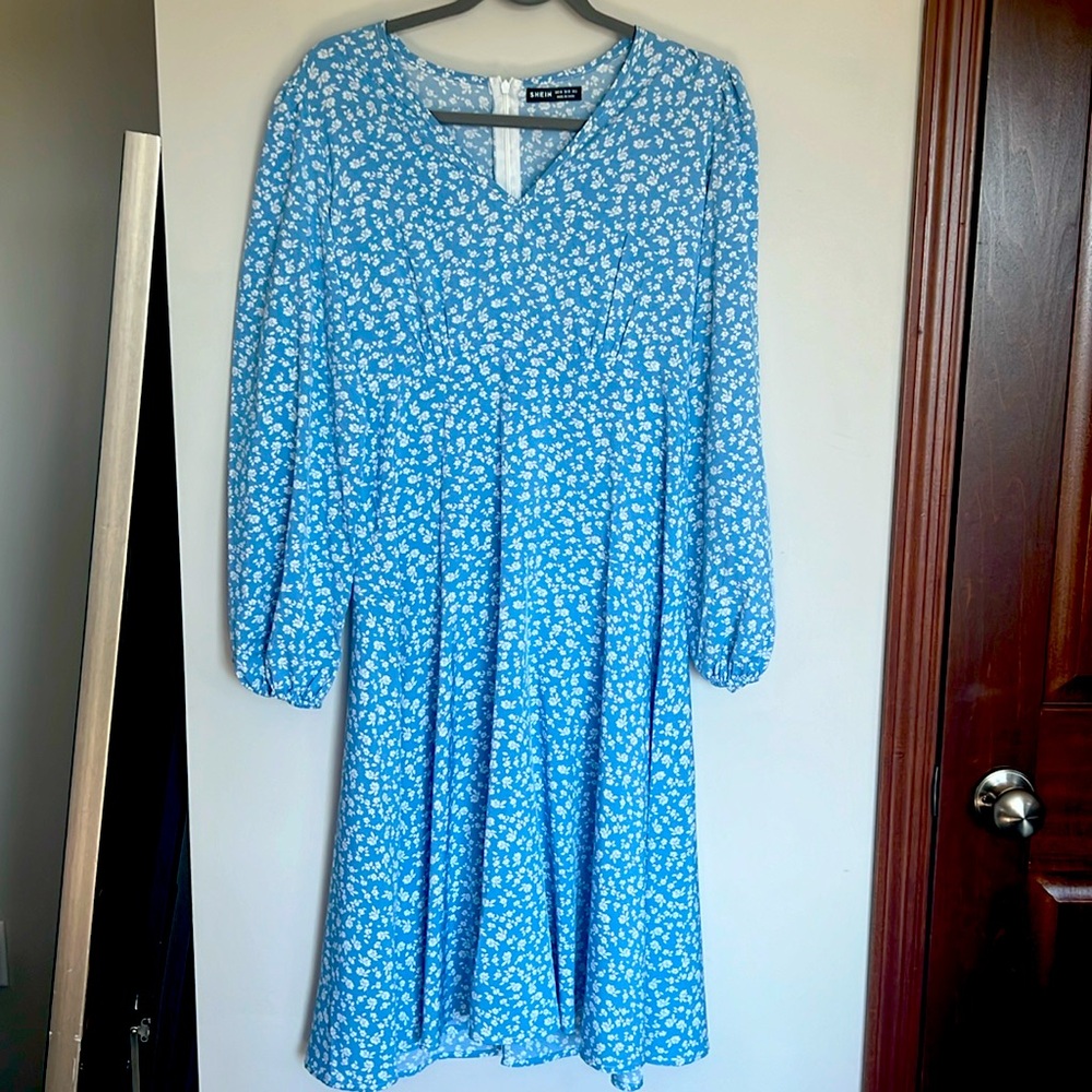 Woman’s Size Medium Blue Floral long sleeve dress